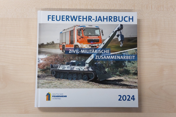 Exemplar des “Feuerwehr-Jahrbuch zivil-militärische Zusammenarbeit” fürs DKKV