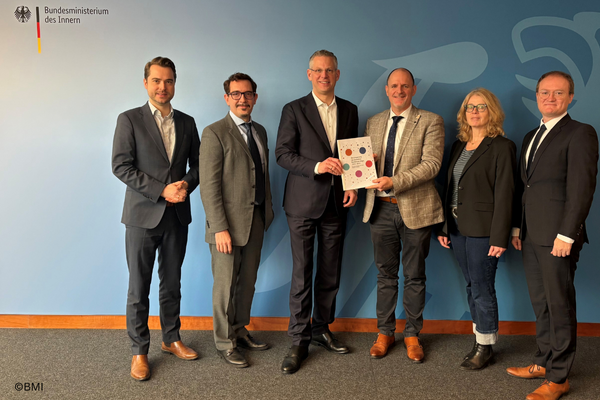 Delegation des Umsetzungsbeirates übergibt Bewertungsbericht zur Umsetzung der Deutschen Resilienzstrategie an das BMI